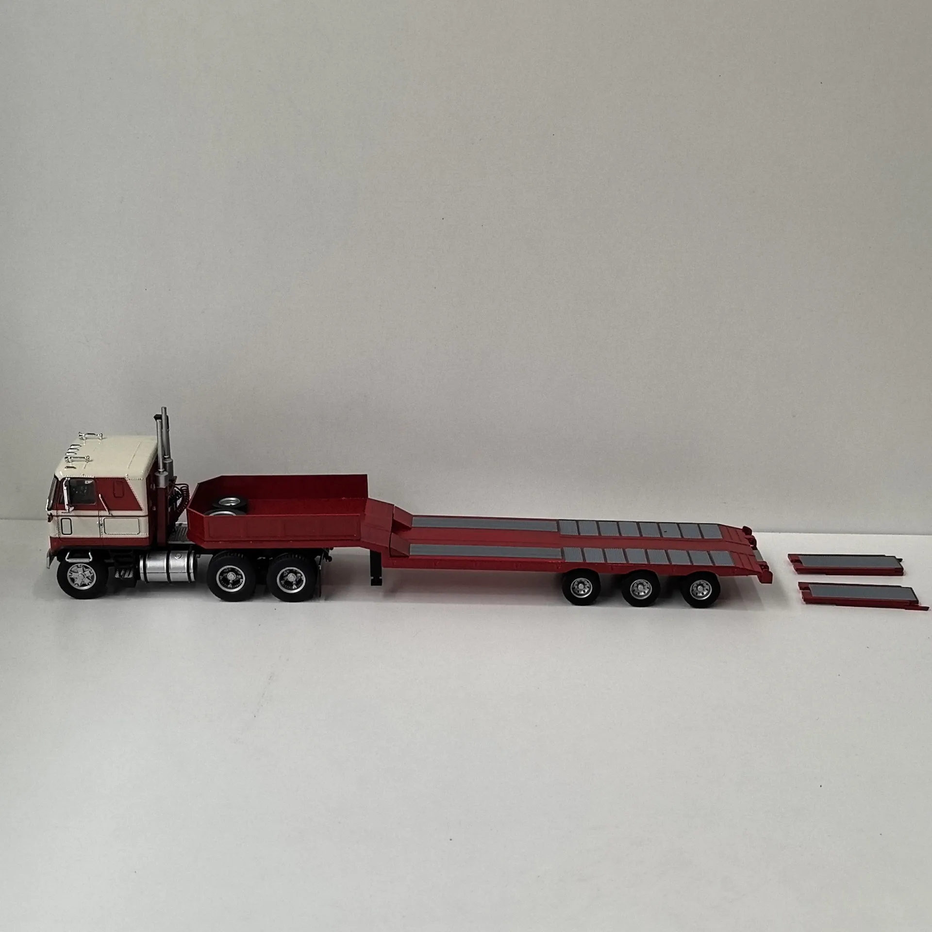 Diecast IXO 1/43 Schaal GMC Astro Tractor Truck Pallet Flatbed Transporter Model Hoofd Legering Auto Body Plastic Legering Model Auto