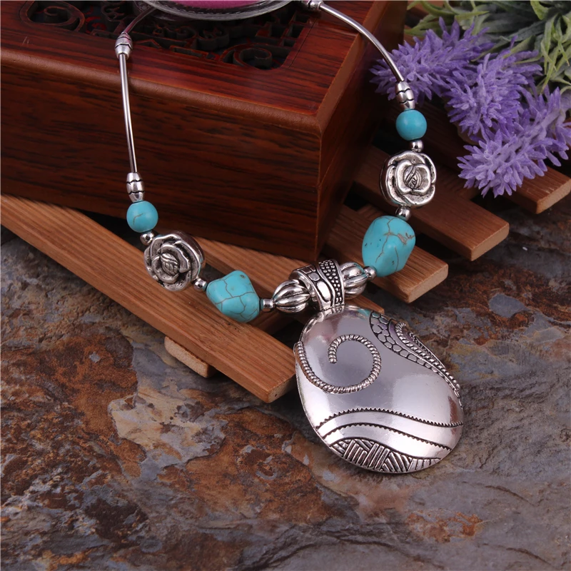 Aussage Ethnische Vintage Tibetischen Silber Farbe Halsketten Runde Münze Geschnitzte Blumen Anhänger Halsketten Für Frauen Tribal Schmuck