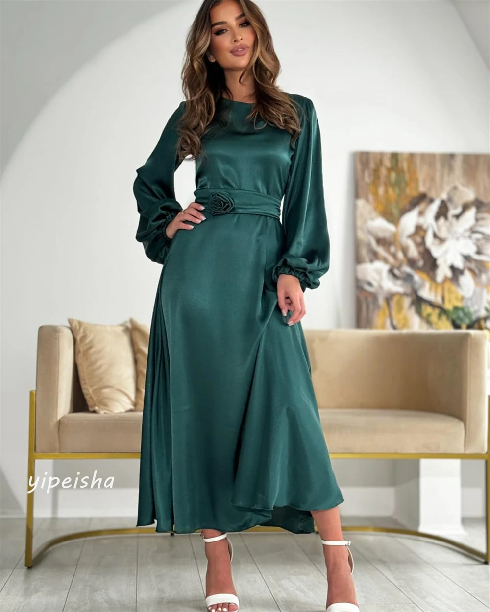 Jiayigong-Cetim Vestido de Noite com Flor, Drapeado Plissado, Midi Vestidos, A-Line, O-Neck, Ocasião Bespoke, Alta Qualidade