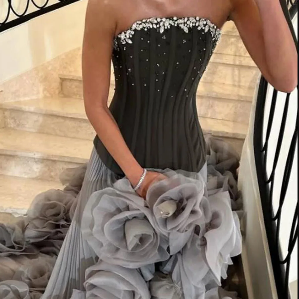 Maßgeschneiderte Kontrastfarbe Plissee Arabische Abendkleider Trägerloses Kristallformales Kleid Handgemachte Blume Vestidos De Novia