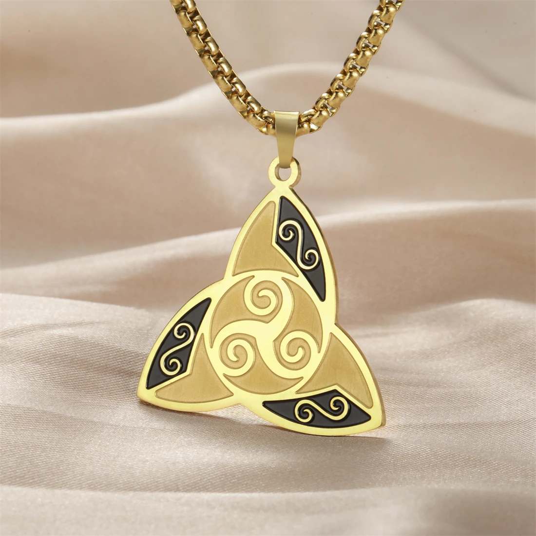 EUEAVAN トリプルスパイラル三つ巴ネックレスステンレス鋼ヴィンテージ魔術ケルトノットシンボルペンダントアイルランドのお守りジュエリーギフト