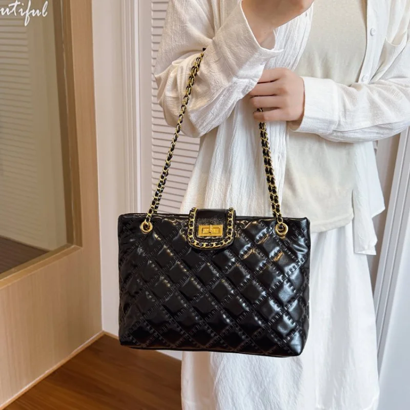 

High-End Women's Messenger Bag Made Of Premium Leather Boasting Paris Vintage Neat Style​