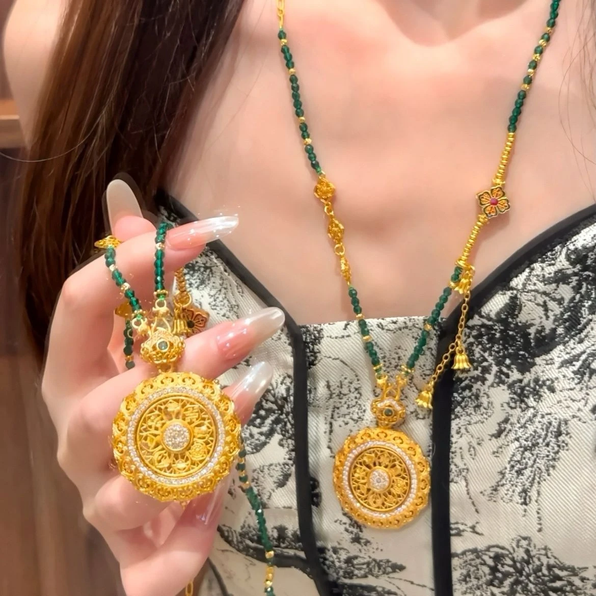 

Новый китайский стиль песочно-золотой филигранный вращающийся восемь сокровищ компас полая цепочка для свитера из шпинели в виде лилии