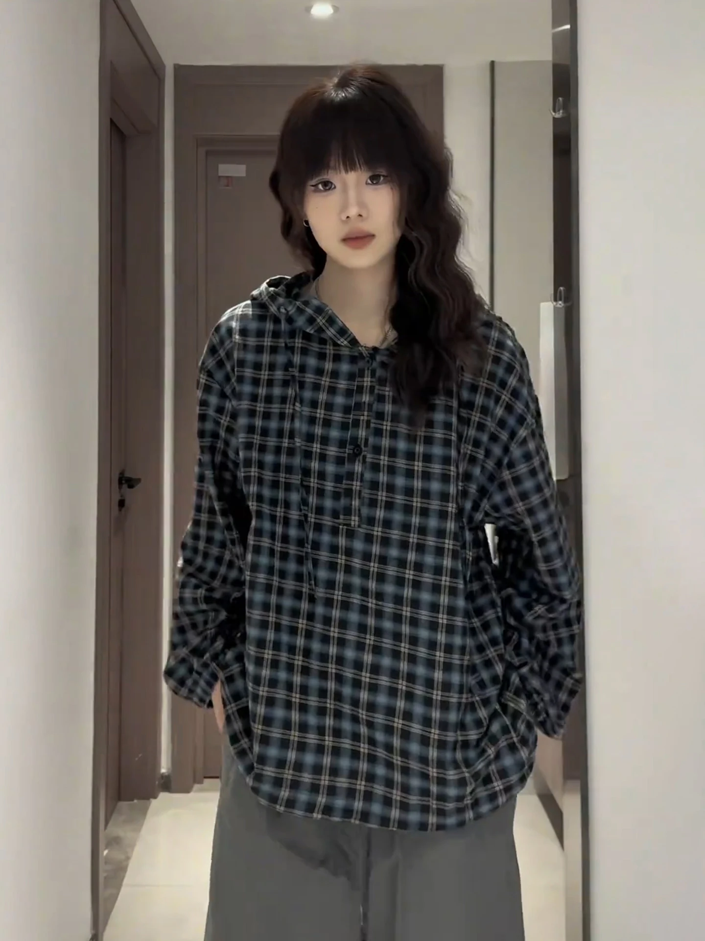 

Американская ретро-рубашка в клетку с капюшоном, мужская свободная повседневная верхняя одежда с длинными рукавами, весенне-осенняя дизайнерская рубашка для пар