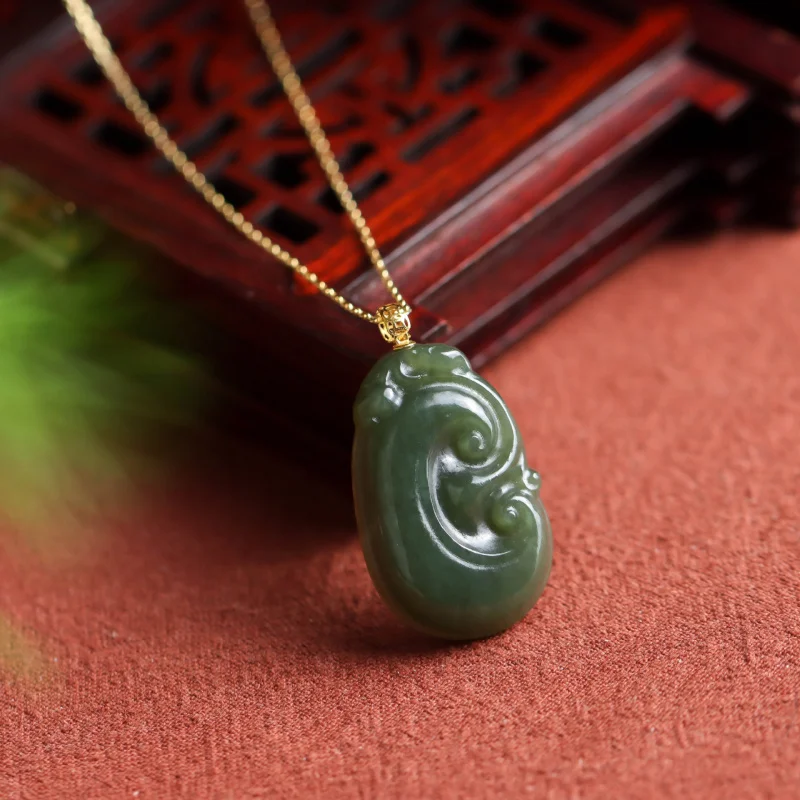 قلادة من اليشم الأخضر الهيتي مرصعة بالذهب عيار 18 قيراط #2