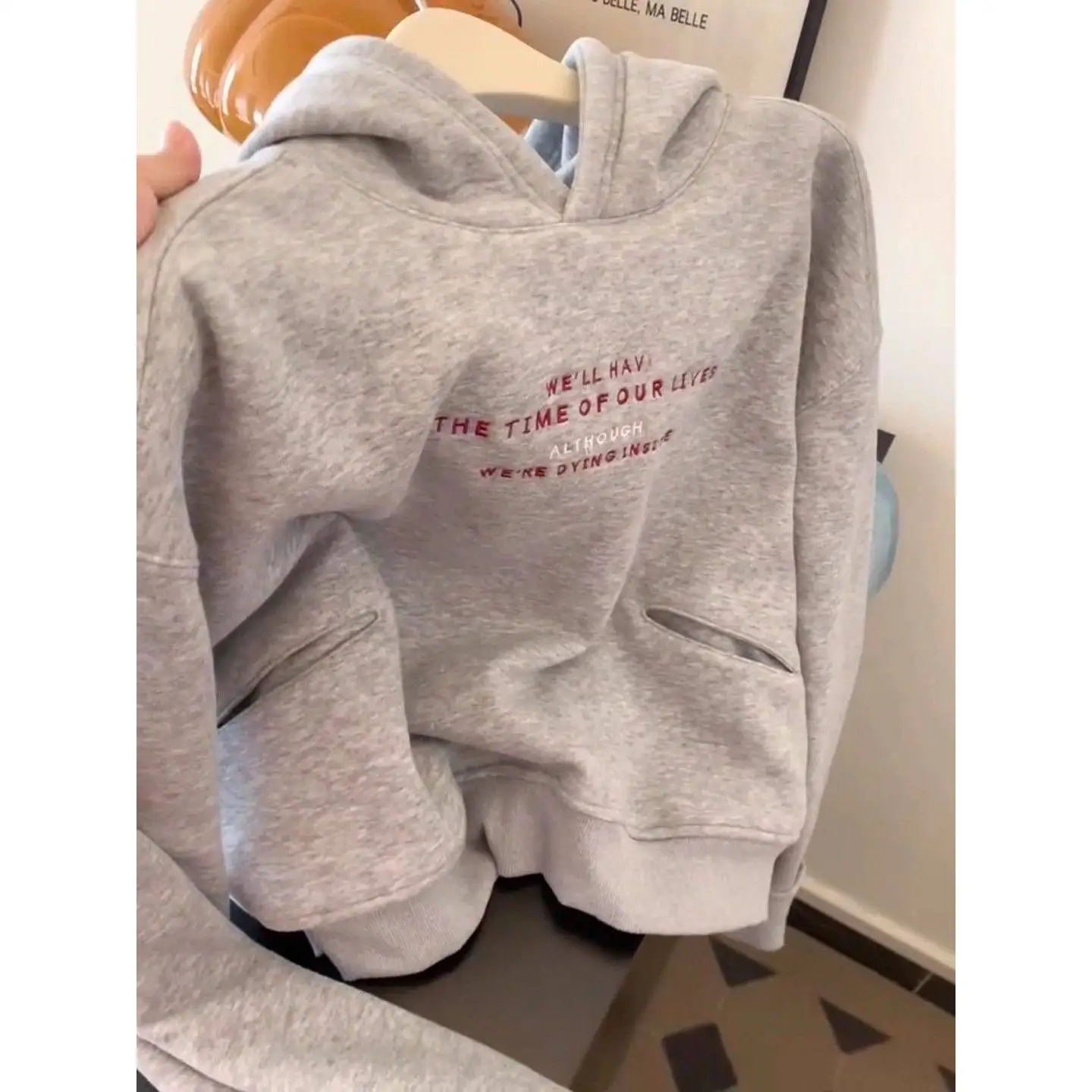 

Женская новая серая толстовка с длинным рукавом с буквенным принтом, весна-осень, ленивый стиль, свободный повседневный пуловер с капюшоном, топ с длинным рукавом для женщин