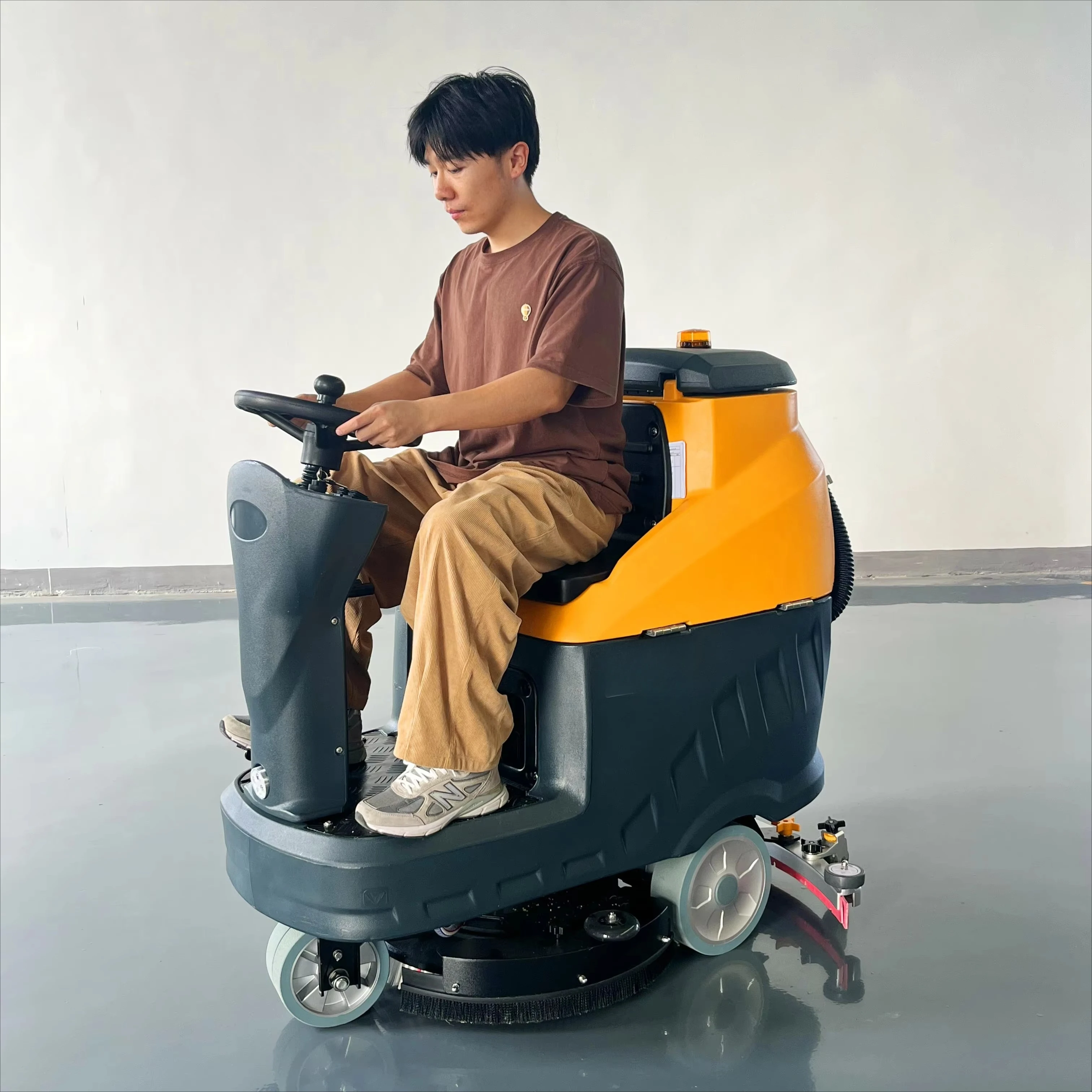 مصنع تنظيف الأرضيات الصناعية التجارية يحرك معدات تنظيف الأرضيات