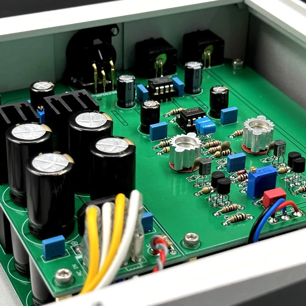 علامة مرجعية ليفنسون مضخم مسبق ، أو فئة A ، منفرد ، مخرج متوازن XLS ، مضخم مسبق مع RCA