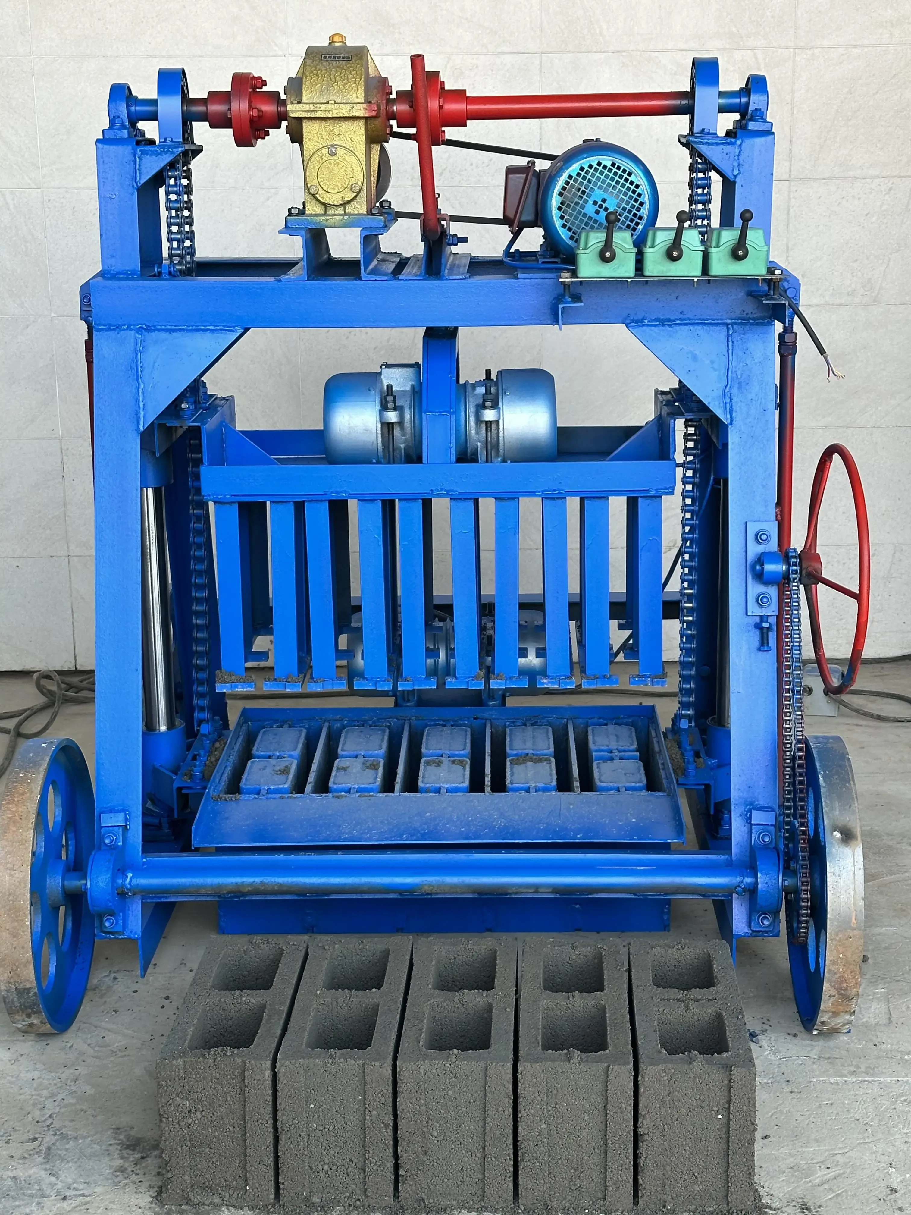 يتم بيع آلة تصنيع الطوب المجوف للخرسانة السودانية الصغيرة بشكل جيد