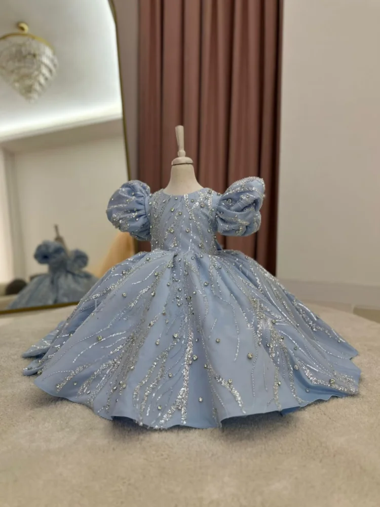 abito-da-damigella-personalizzato-con-grande-fiocco-di-cristallo-linea-argento-glitterata-ricamo-di-strass-gonna-voluminosa-in-raso-pesante-con-strascico
