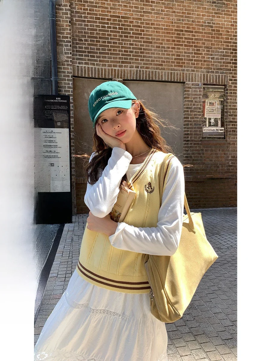 

COK College Sle Embroidered V-Ne Knitted Vest Loose Sweater Jaet Women's Faion Autumn New Arrival