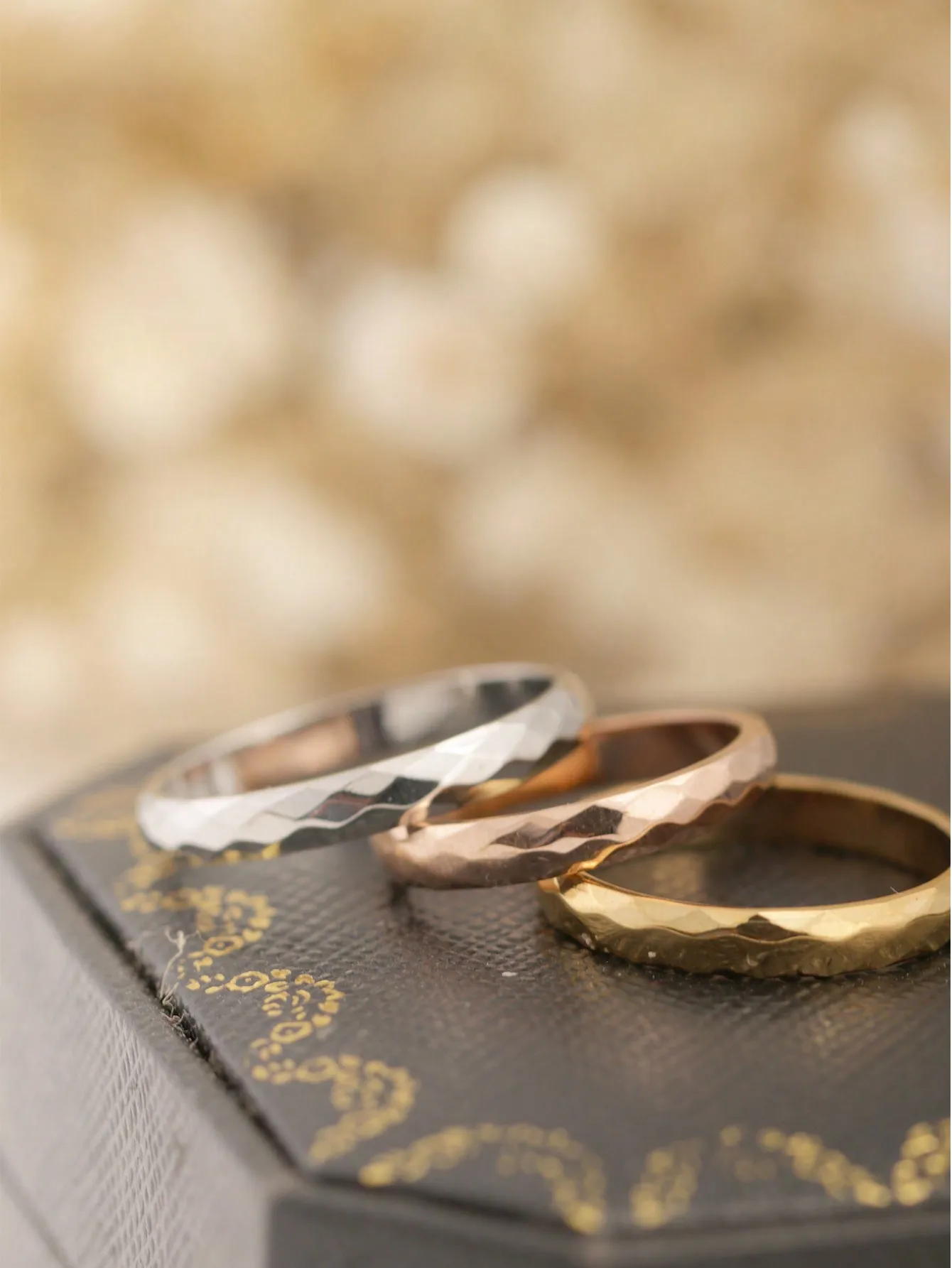 1 Piece of Diamond-Shaped Narrow Edge 3mm Wide Ring in 18K Gold Color Stainless Steel, Suitable for Daily Wear by Men and Women, and as a Gift for Friends in Social Settings