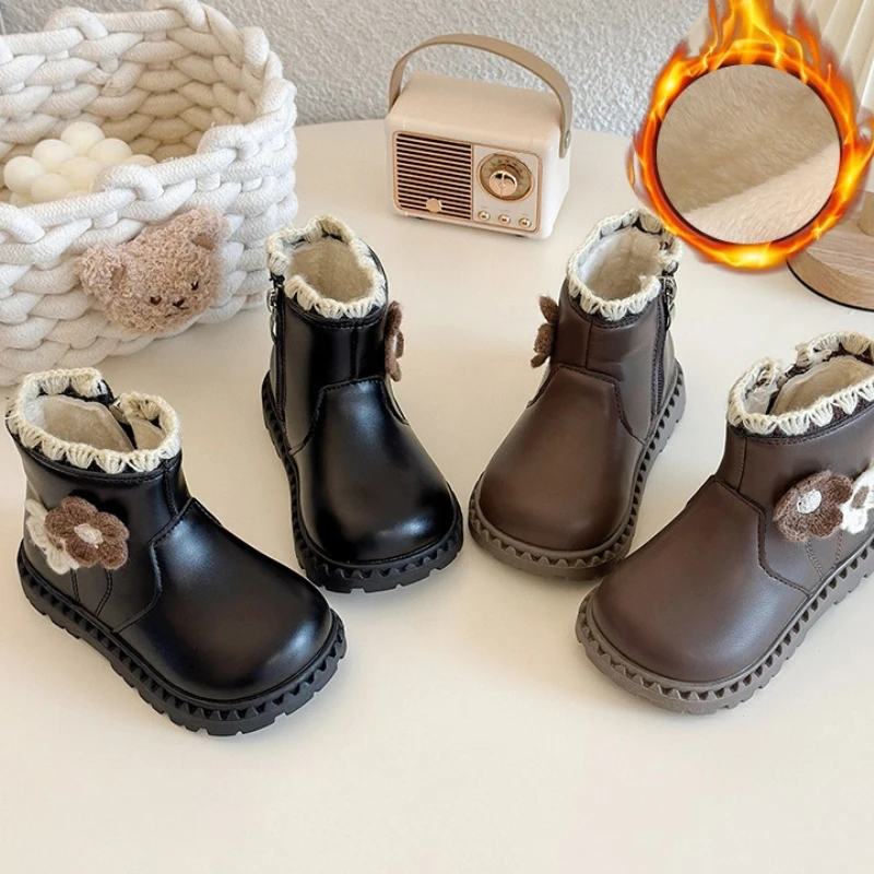 

Зимние детские ботинки, новинка 2025 года, корейская версия, детские теплые ботинки с плоской подошвой для девочек, противоскользящие модные универсальные женские короткие сапоги принцессы