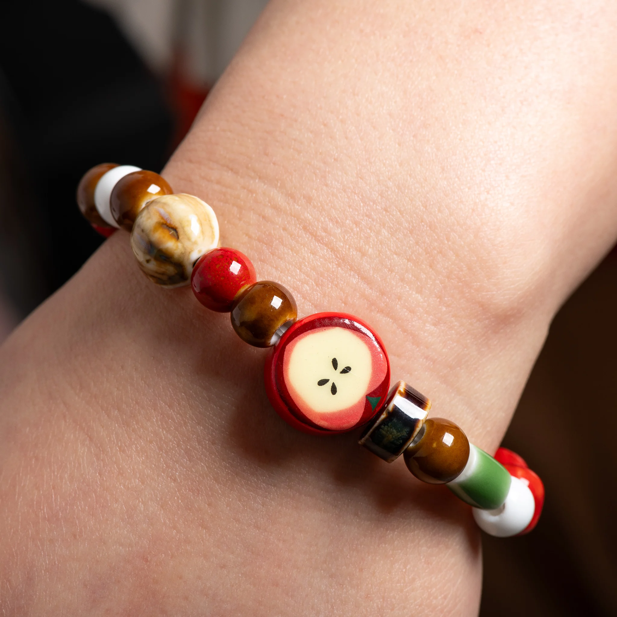 Handgefertigtes Apfel-Frucht-Knochen-Perlen-Keramik-Armband, dehnbar, Boho-Ethno-Schmuck, einzigartiges Geschenk S02-025