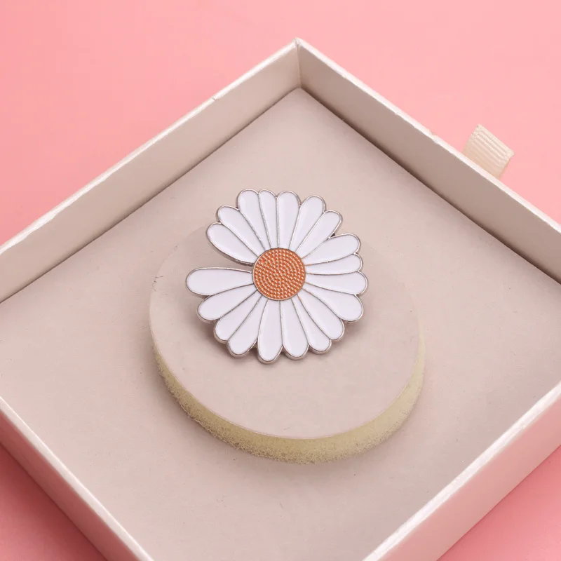 Cute Daisy Enamel Pin - Great for Casual and Floral - Themed Looks - Ideal Accessory for Adding a Fresh Touch