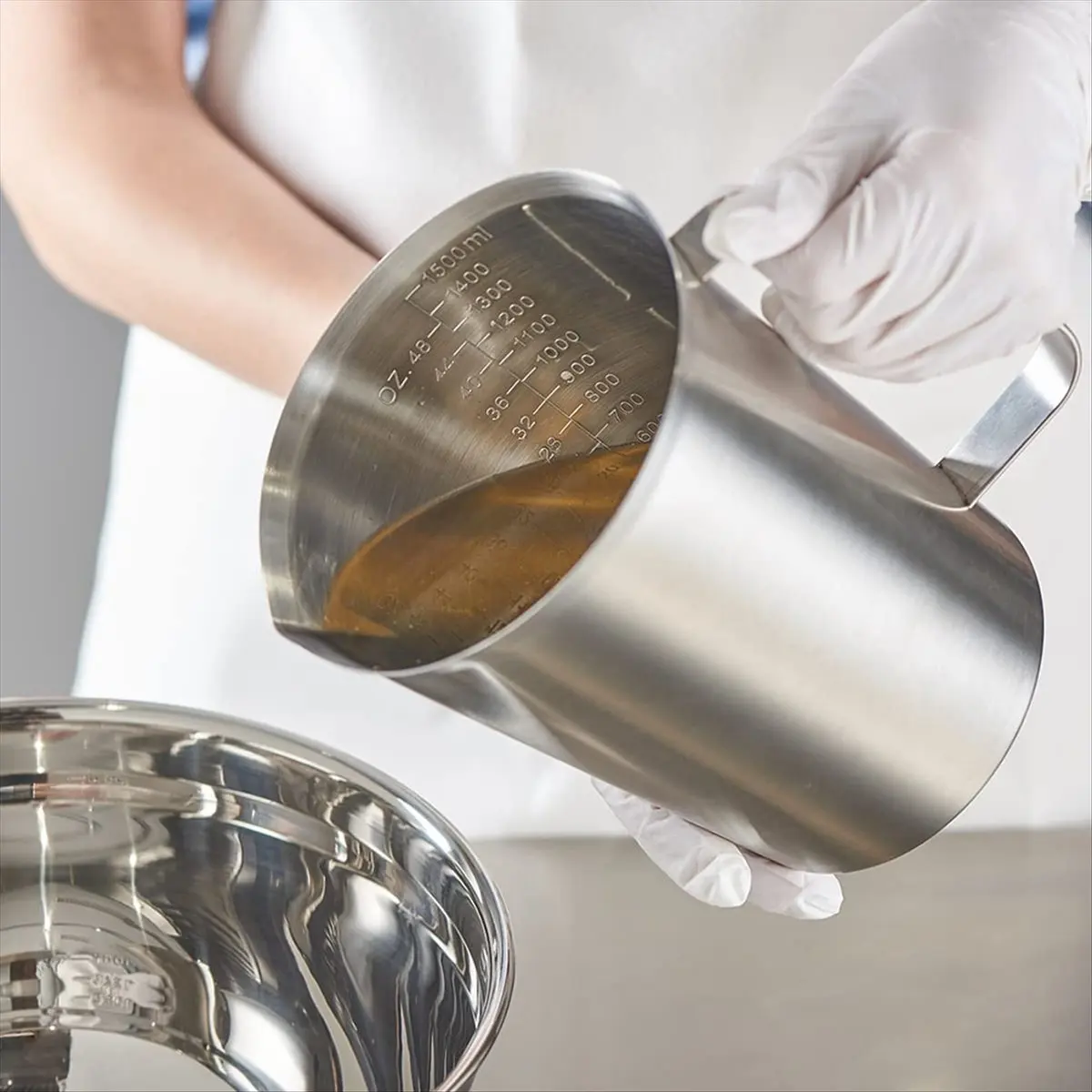 

A24I 304 Stainless Steel Measuring Cup with Handle and Pour Lip, Metal Pitcher with Oz and ML Marking, 48OZ/1500 ML- 6 Cup)