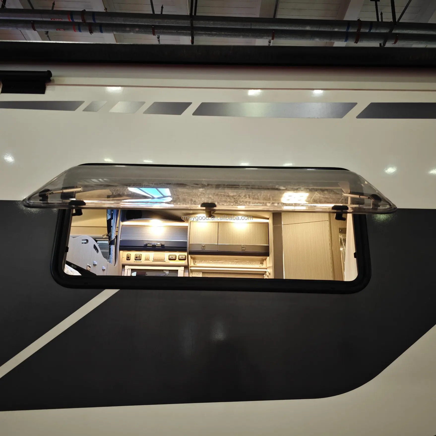 Premium Quality RV Window 1113x430mm Aluminum Frame Push-Out Acrylic Caravan Trailer Windows With Roller Blind For RV Body Parts view 2