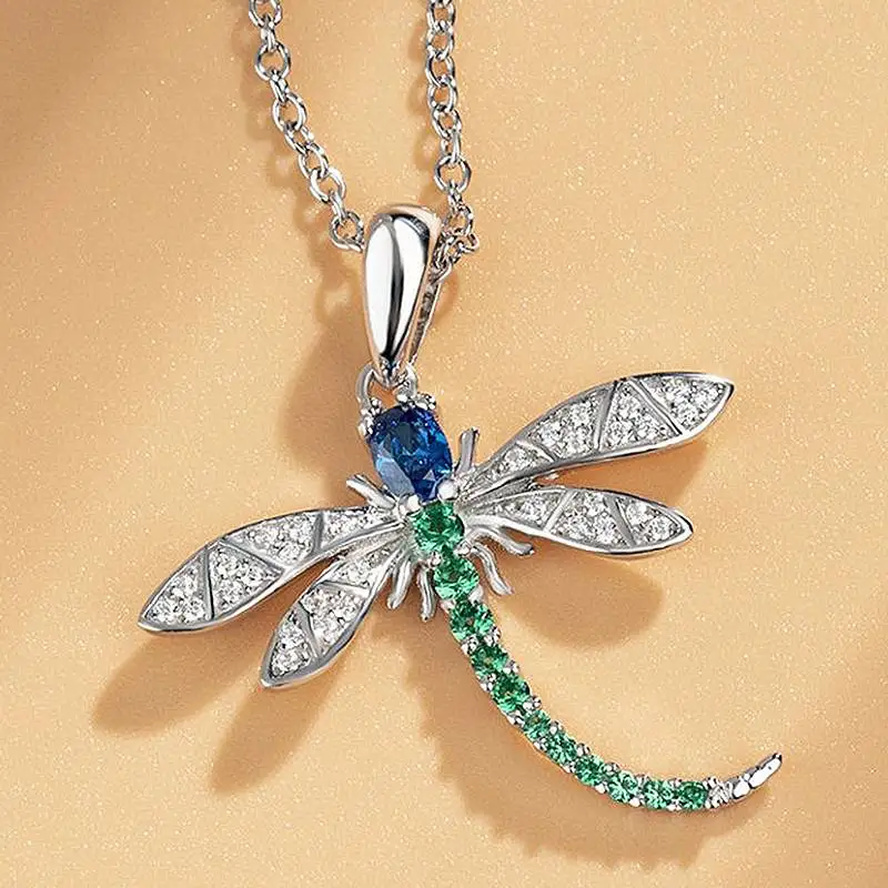 Huitan Fresh Style Dragonfly Damen-Anhänger-Halskette mit eingelegtem hellblau/grünem CZ, modische Accessoires für Hochzeit, Party, Schmuck