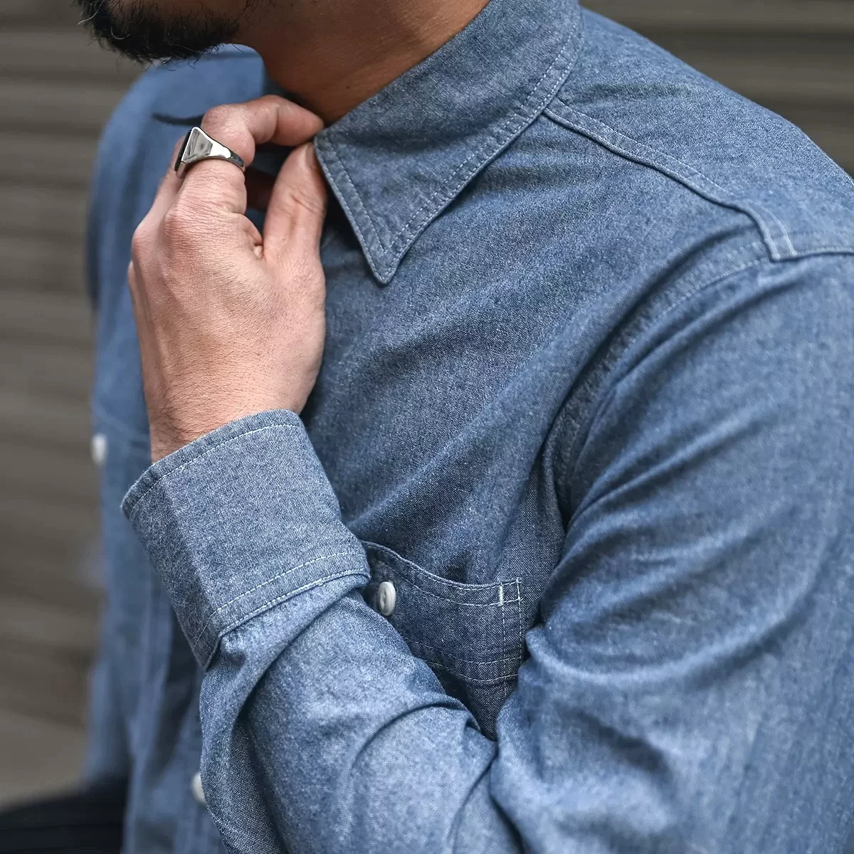 Camisa de manga longa masculina Chambray, camisa azul do trabalho do bolso do botão-baixo, não estoque