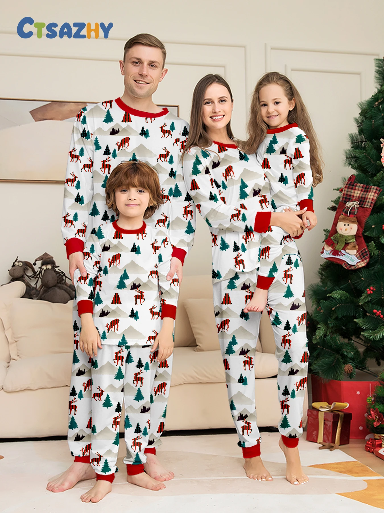 

Одинаковая рождественская одежда для сна для всей семьи — белая пижама с рисунками оленей и деревьев