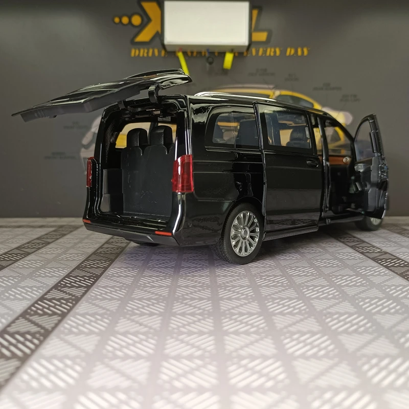 

1:24 Mercedes Benz V260L alloy car model doors and the front hood and trunk door can be opened has sound and lighting functions