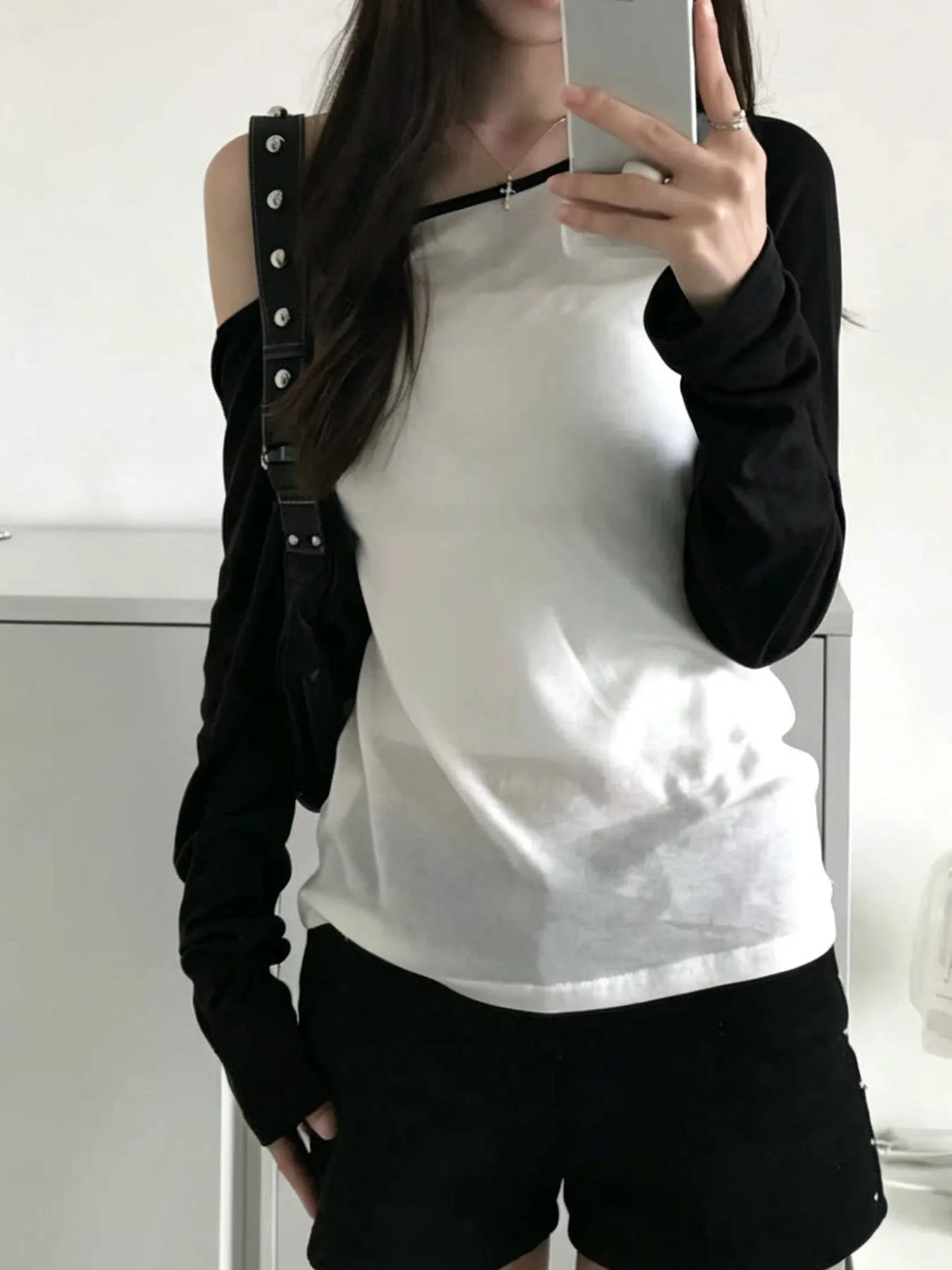 2026 Spring/Summer Season Y2K Black and White Color Blocked Off Shoulder One Collar Slanted Shoulder Long Sleeve Base Shirt