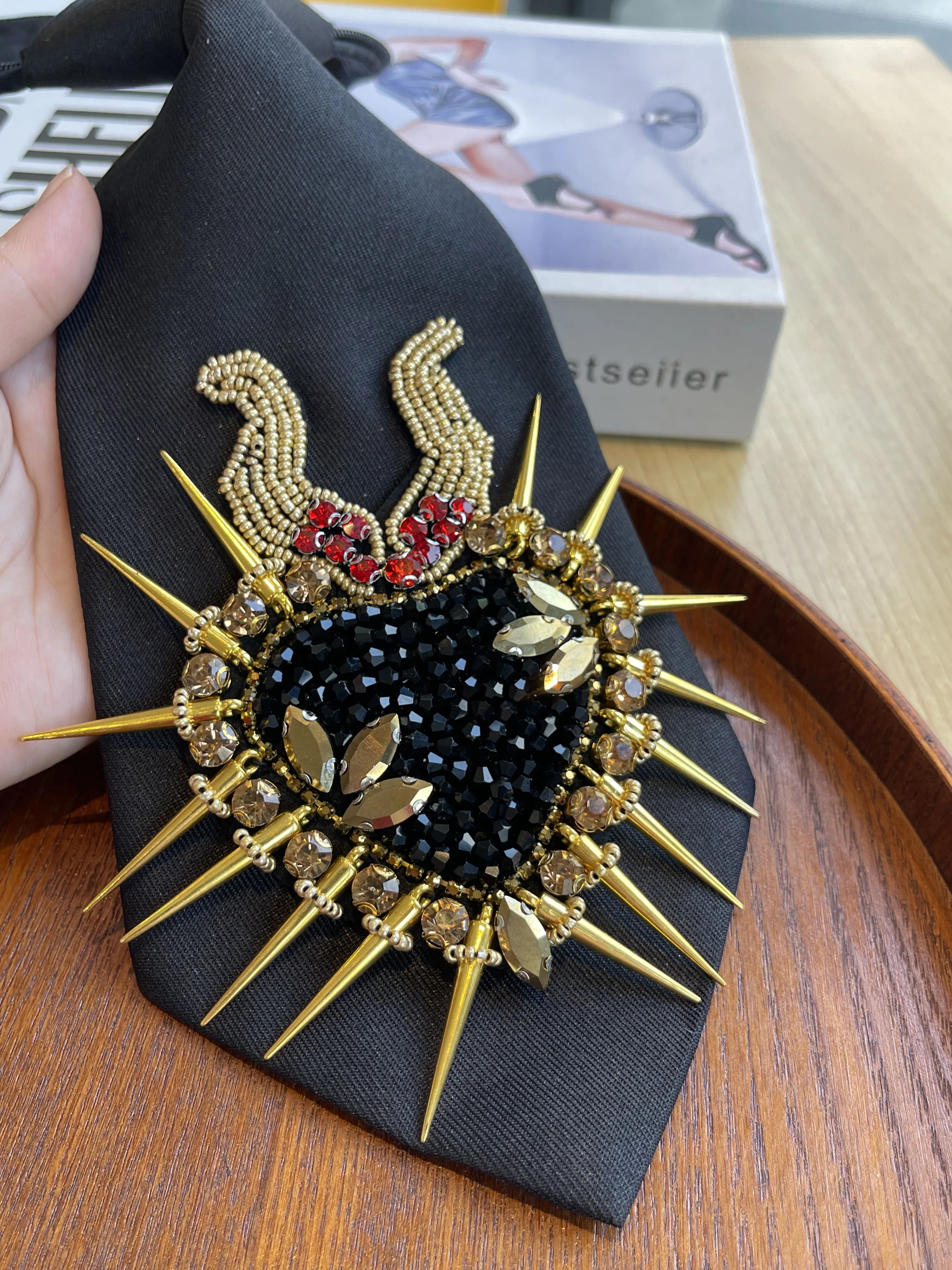 Schwarze, herzförmige, hornförmige Damen-Krawatte mit Reisperlen und Strasssteinen, ein funkelndes und elegantes Halsaccessoire mit durchdachtem Design, perfekt für Bankette, Abendessen und Arbeitskleidung – Detail 4