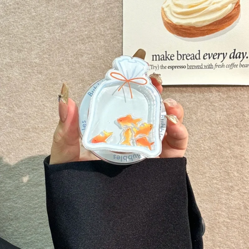 Gradiente Aqua Blue Cute Little Goldfish Magsafe Funda de carga inalámbrica para iPhone 15 16 Goldfish Shake Soporte magnético