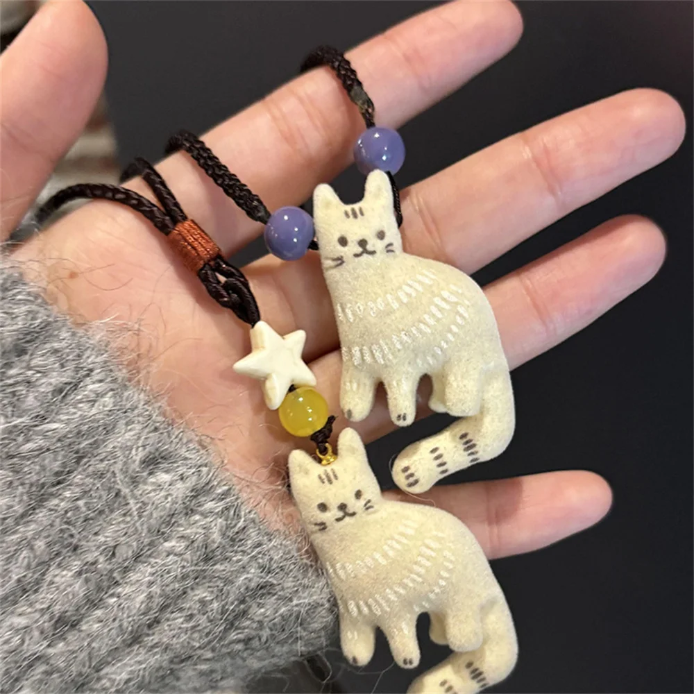 Vintage-Kätzchen-Anhänger-Halskette, handgewebtes Seil, Nischendesign, süße Katzenperlen-Pulloverkette, modisches Accessoire für Damen, Geschenk – Detail 8