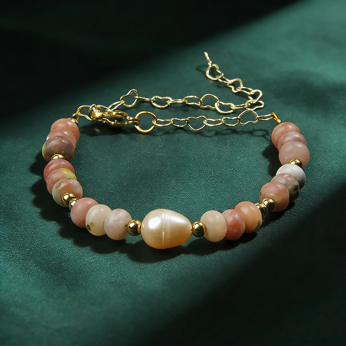 The best choice to give a friend a fashionable natural stone+freshwater pearl bracelet with a heart-shaped tail chain