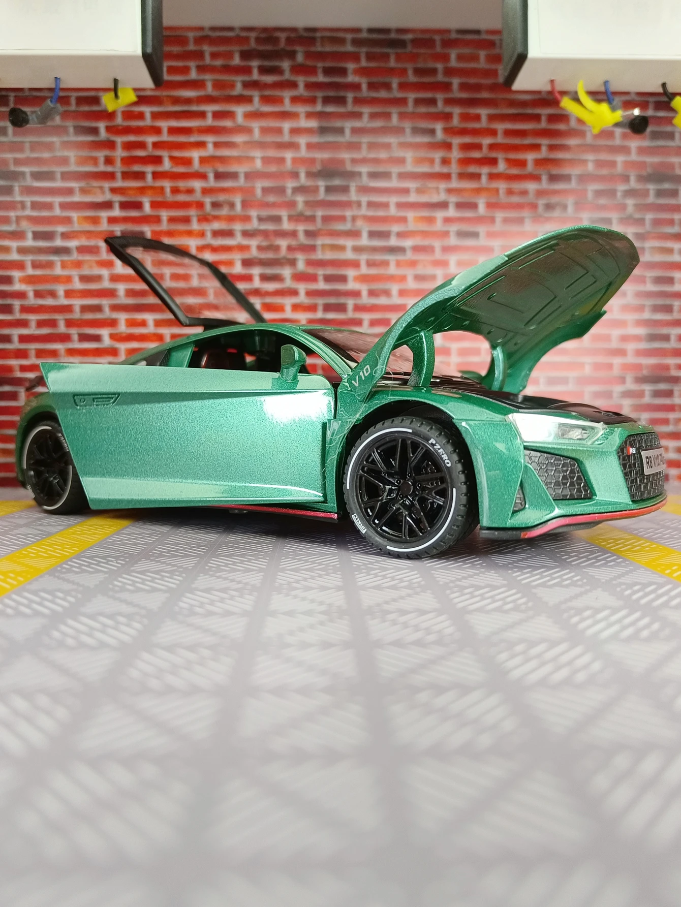 

1:24 модель автомобиля из сплава R8 V10 двери, передний капот и дверь багажника можно открыть имеет функцию звука и освещения, богатые детали