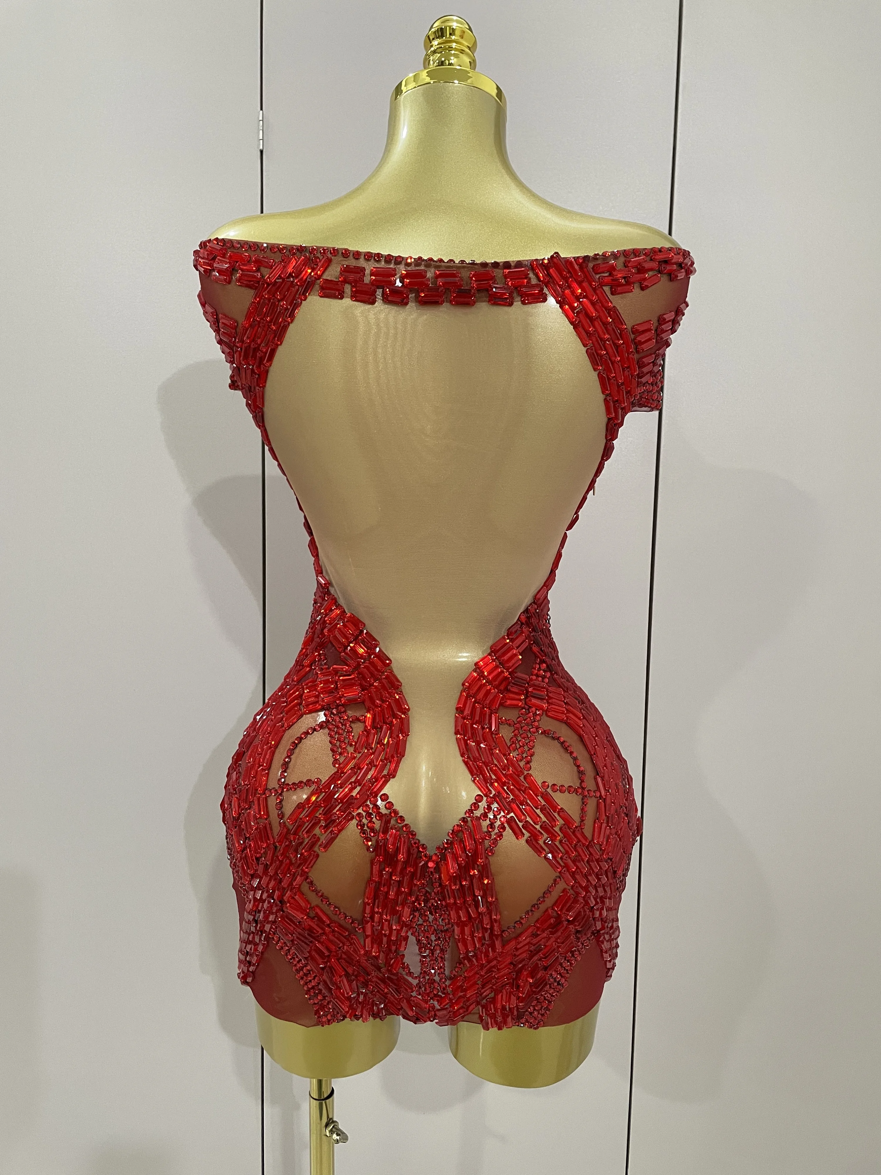 2025 Shining Red Rhinestones เซ็กซี่ตาข่ายดูผ่านชุดมินิผู้หญิงฉลองชุดราตรีชุดวันเกิดเวทียิงสวมใส่