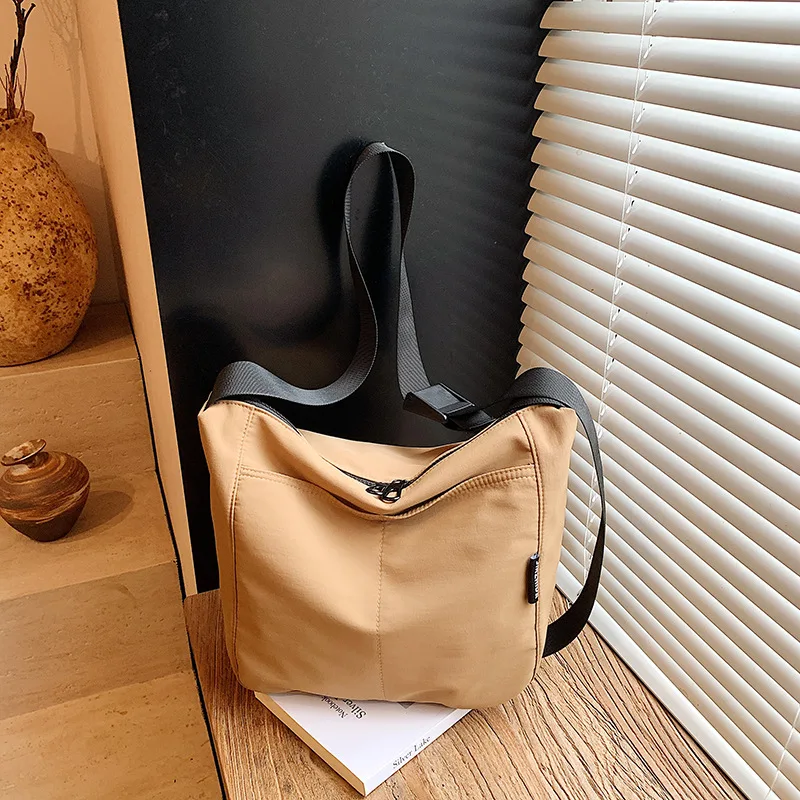 Afbeelding 4: Universiteitsklasse pendeltas voor dames 2025 Nieuwe casual eenvoudige crossbody canvas tas Student boekentas Lichtgewicht stoffen tas
