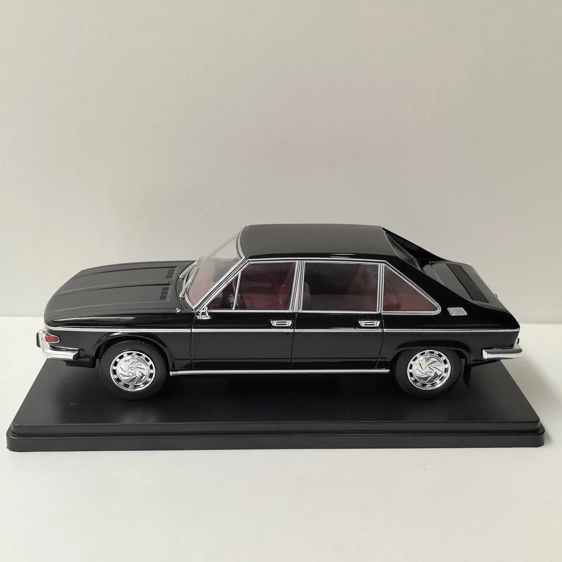 Diecast WHITEBOX 1/24 Scale TATRA 613 X1 Alloy Car Model