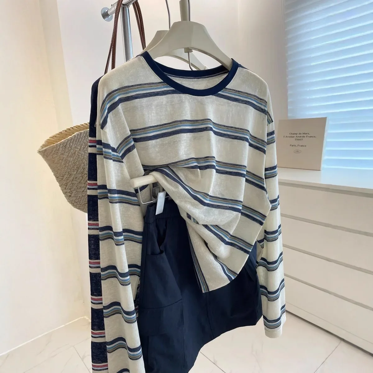 Minimalist Blue White Stripe Long Sleeve Top For Women, O-neck Oversized Lazy Fit French Style Casual T-shirt view 2