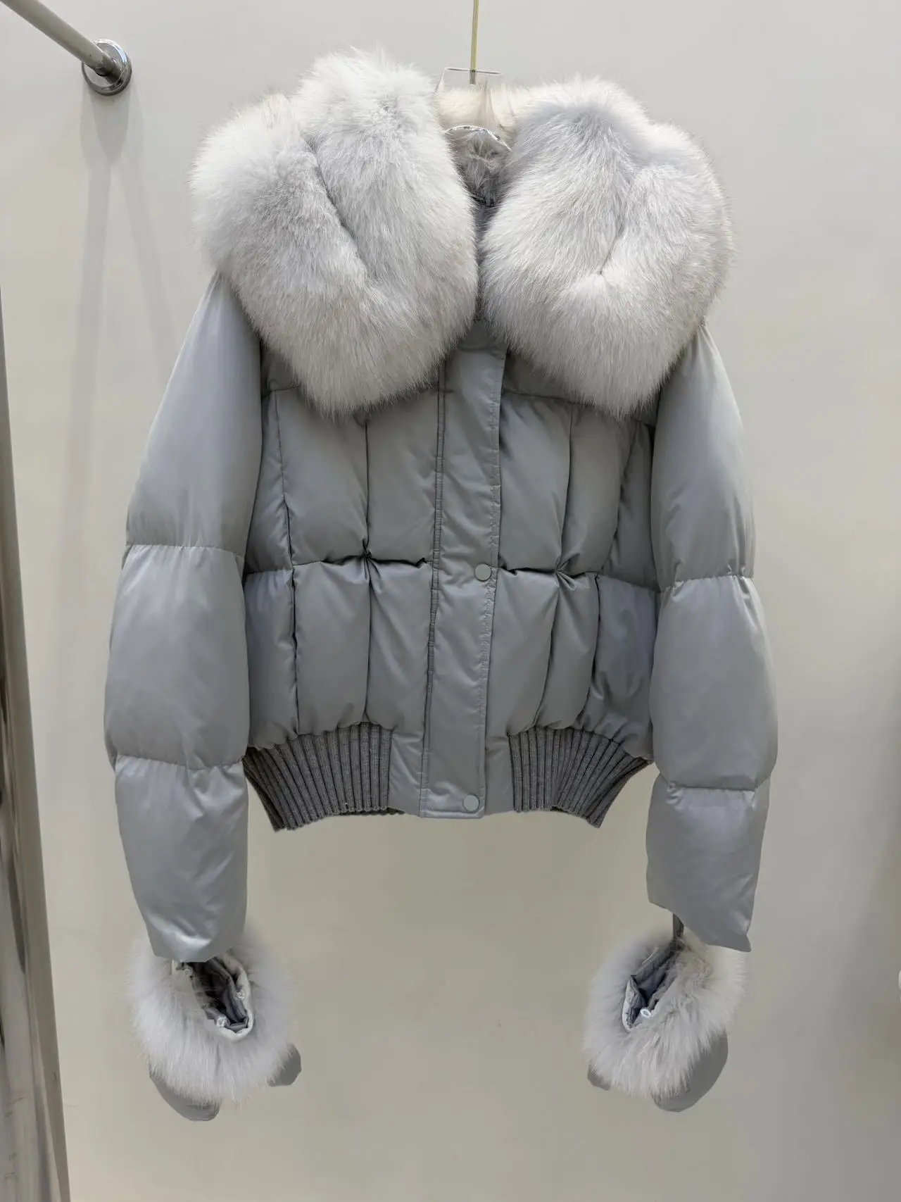 Women's Down Jacket with Detachable Natural Fox Fur Collar, Short Style, Versatile, Thickened Coat with Gloves, Winter 2026