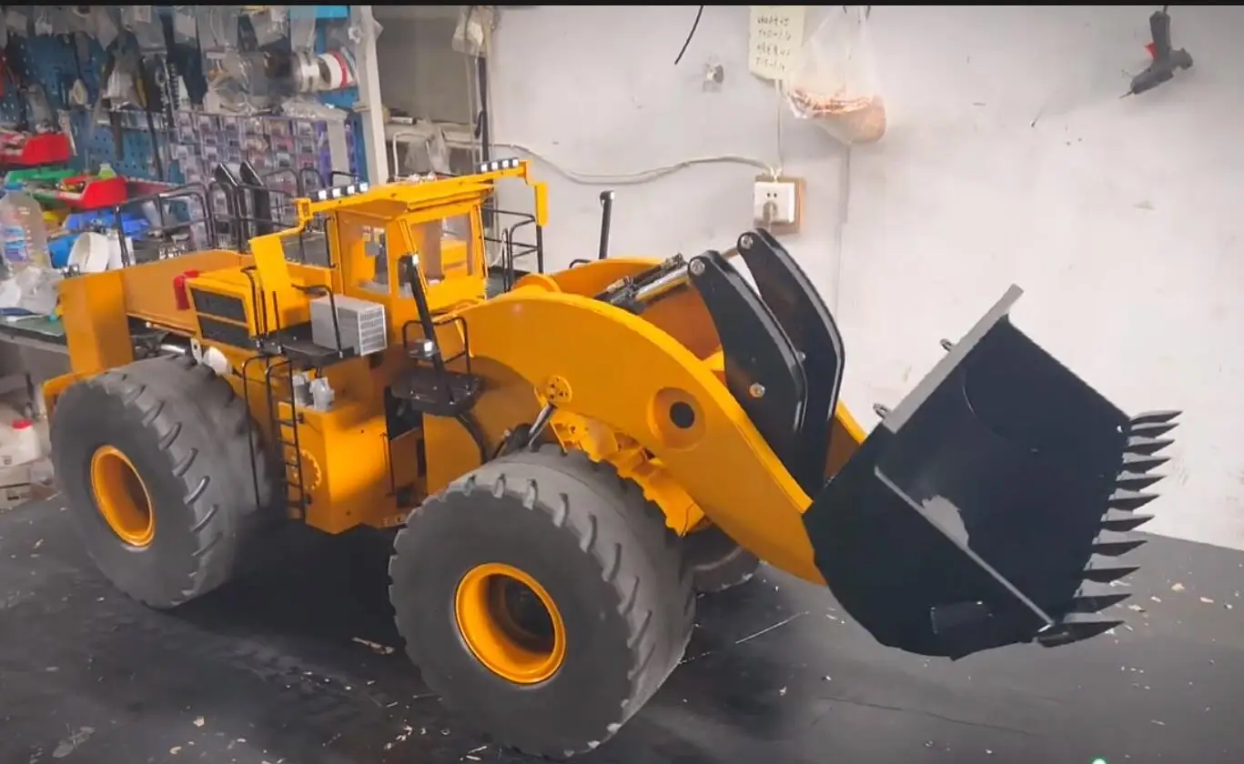 L2350 RC Loader 1/14 150KG caricatore idraulico RC modello in metallo con doppia pompa sistema di fumo adulto telecomando modello di auto giocattolo