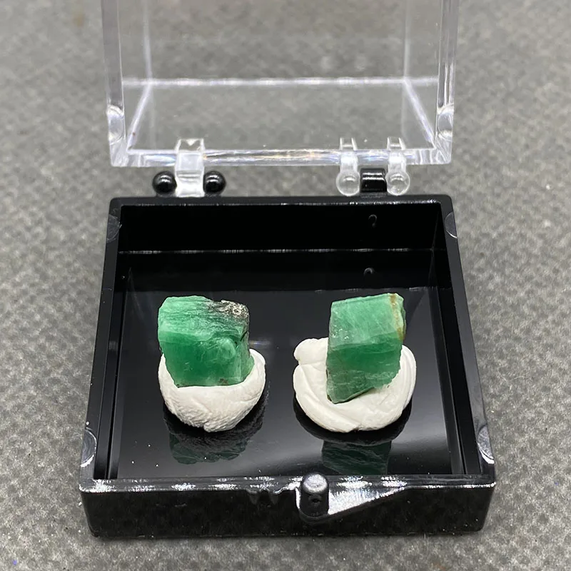 100% natural emerald original stone mineral specimen healing crystal collection +Box size：35*35*35 mm