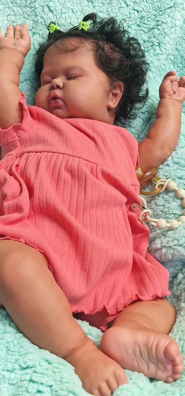 NPK 24 pulgadas pepinillo piel marrón oscuro traje similar tela cuerpo realista bebé recién nacido niño pelo enraizado a mano peluche bebé niña muñeca bebé