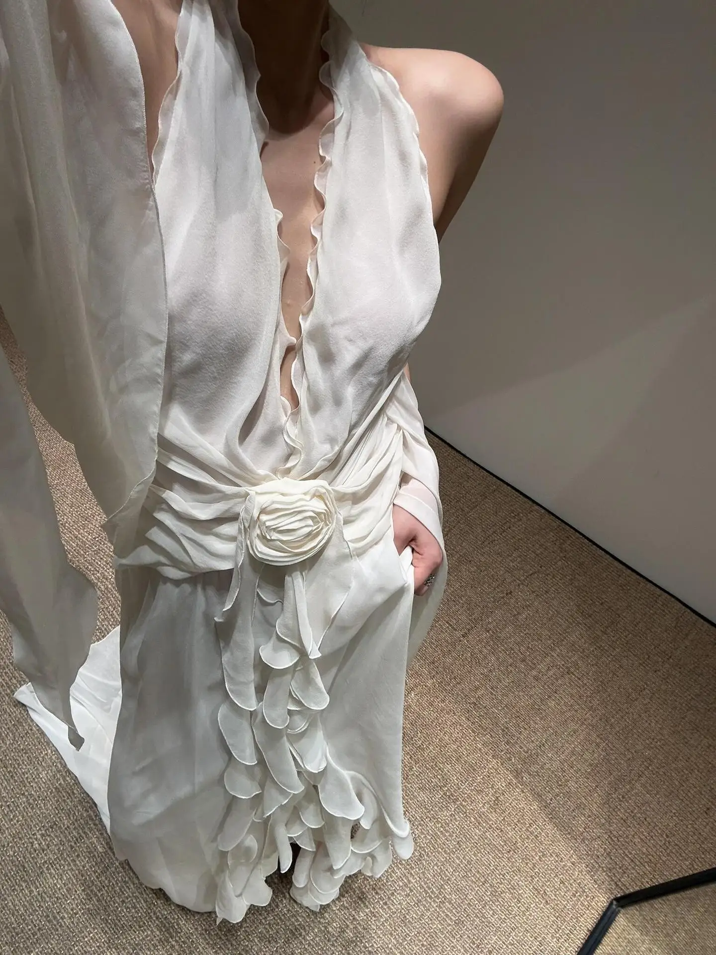 หรูหราสีขาวคอแขวนชุดฤดูใบไม้ผลิผู้หญิง Flounce ชุดยาวแขนกุดฤดูร้อนสูงเอวซิปความยาวชุดชายหาด