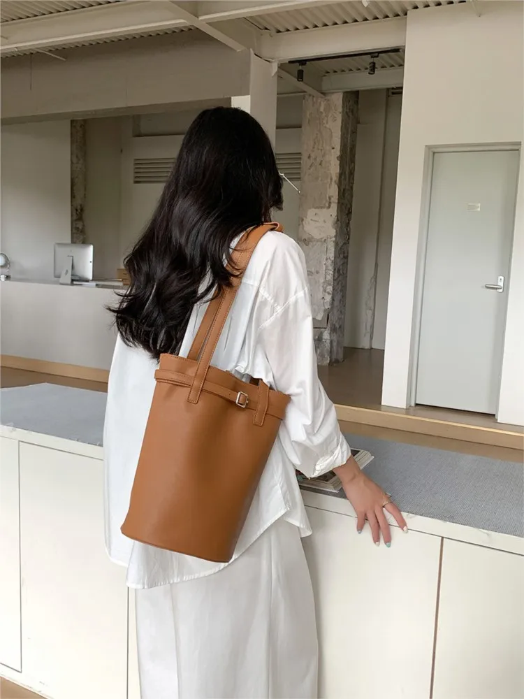 

PU Leather Bucket Bags For Women Fashion Korean Luxury Solid Shoulder Bag 2025 New Summer Vintage Simple Commuter Trend Handbags