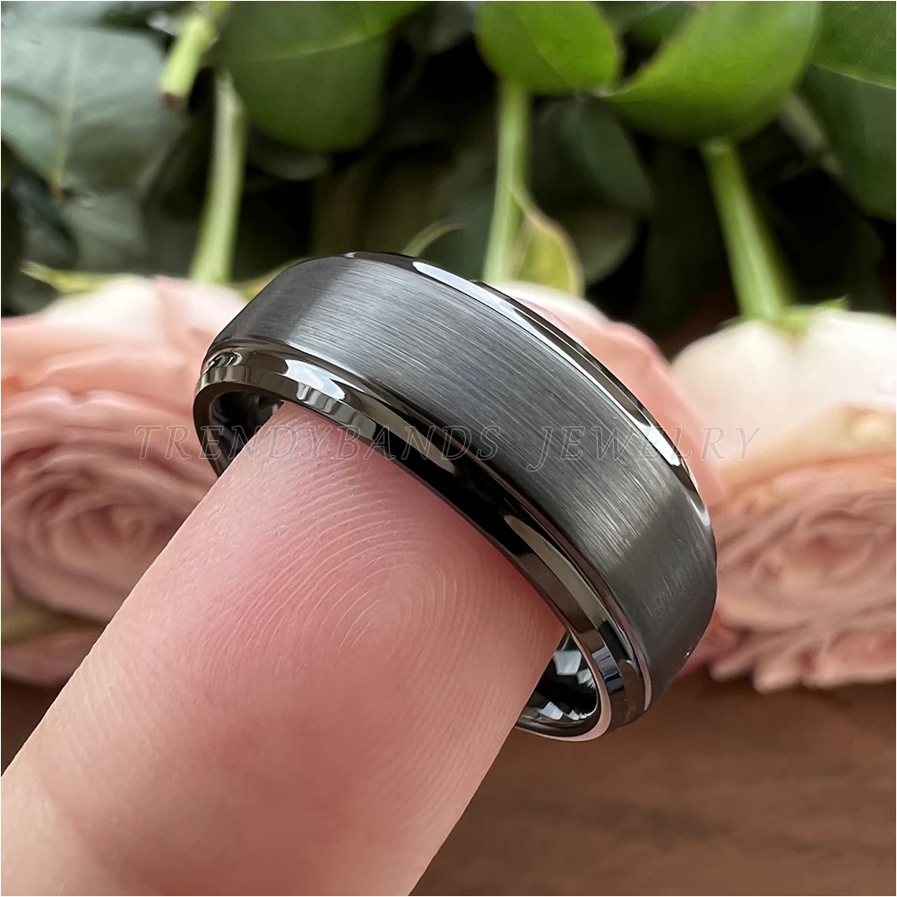 4 mm schwarzer Damen- und Herrenschmuck, Wolframkarbid-Ring, Ehering mit abgestuften, abgeschrägten Kanten, gebürstete Oberfläche, bequeme Passform – Detail 14