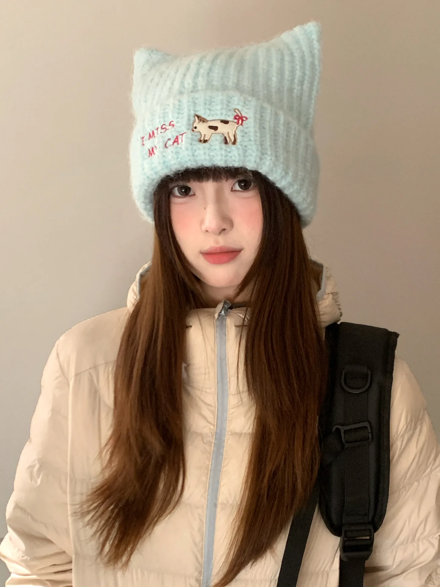 Cappello lavorato a maglia blu di lana ricamato con orecchie di gatto carine per le ragazze per tenere al caldo in inverno