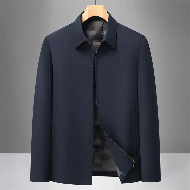 

Человек среднего возраста с пуховиком на молнии с лацканами на белом утином пуху под углом 90 градусов, стиль лидера, ст.