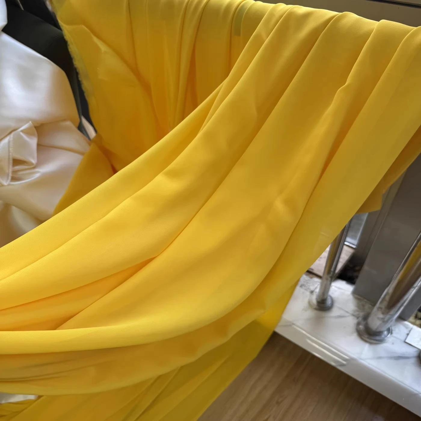 

Шифоновая ткань 2 м/100D, доступная в зеленых и других цветах, используется в качестве полупрозрачной тканевой занавески для свадебных сцен.