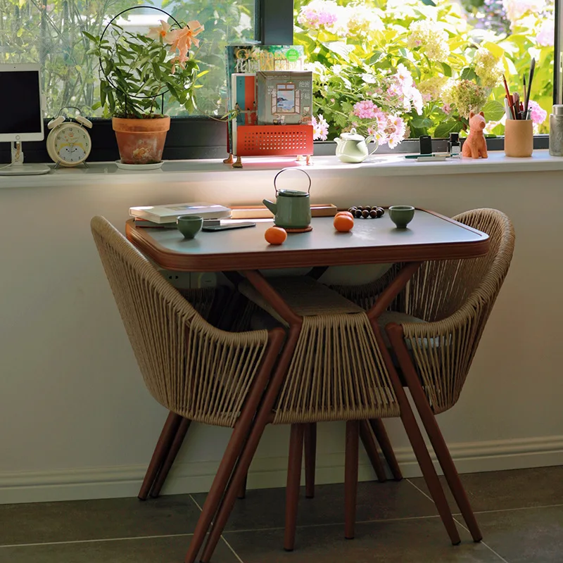 Outdoor-Balkon, Rattan-Tische und Stühle, Internet-Prominente, lässiger Tee-Rattan-Stuhl, dreiteiliges Set