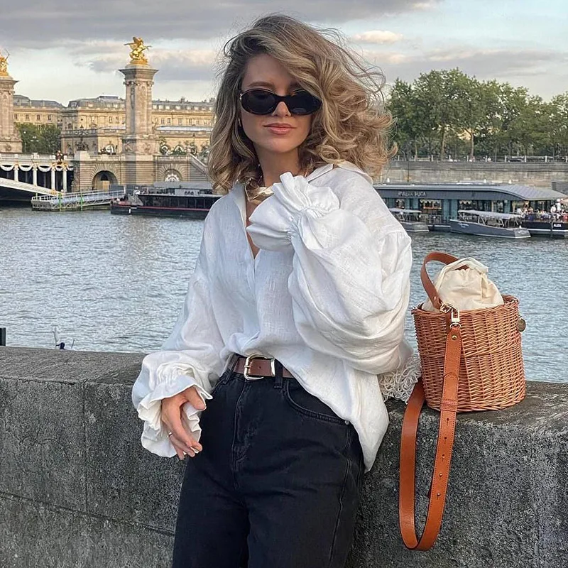 ต้นฤดูใบไม้ร่วง 2025 ใหม่ภาษาฝรั่งเศสคําสีทึบLapelหลวมสบายๆผู้หญิงเสื้อสีขาว