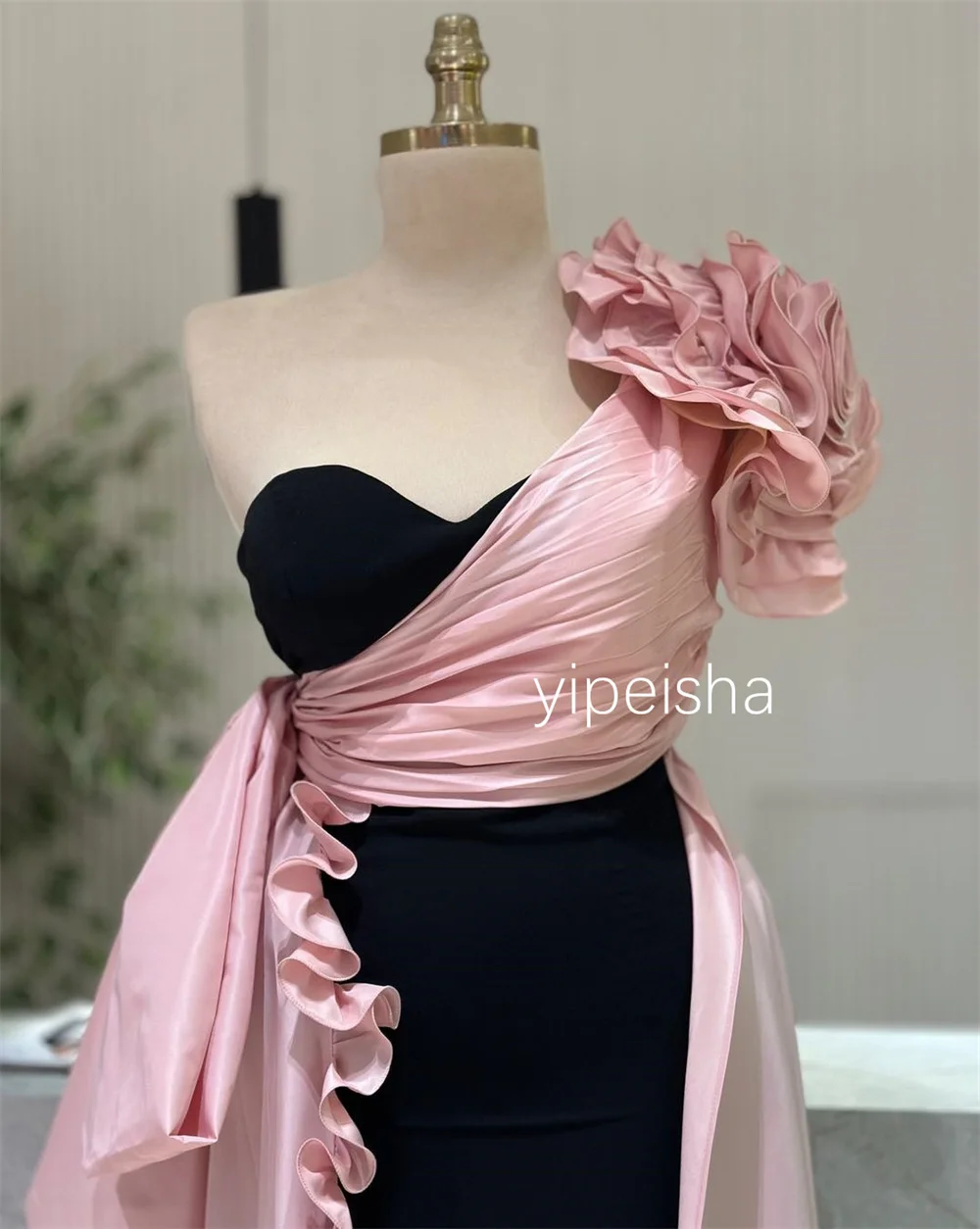 ที่กําหนดเองประณีตจีบ Handmade ดอกไม้ตรงหนึ่งไหล่ Midi ชุด Quinceanera ชุด Elegant ขนาด