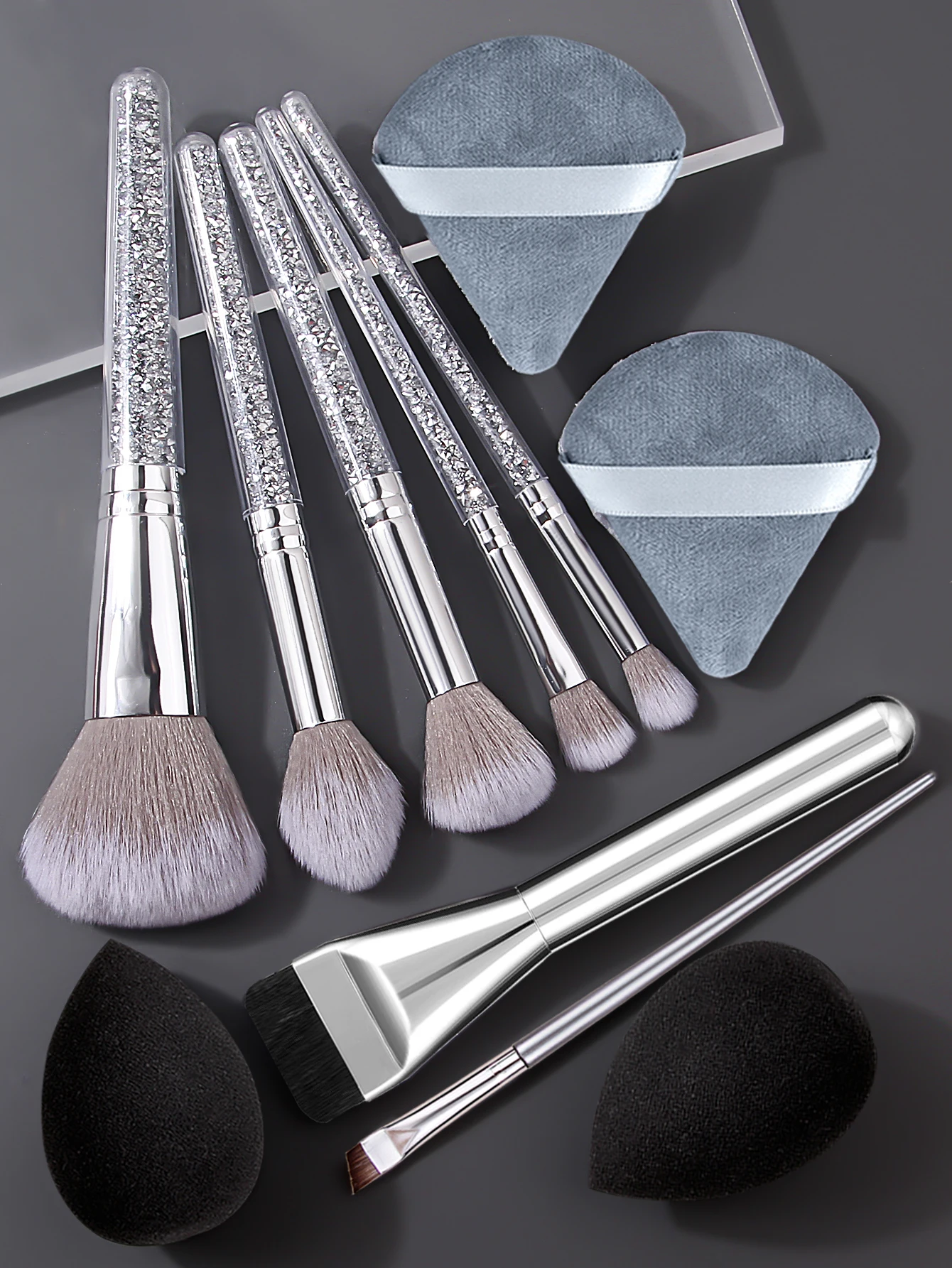 Conjunto de pincéis de maquiagem prateados de 7 peças: pincel de base, pincel de blush, pincel de sombra, pincel de delineador + 4 peças de esponja de maquiagem super macia