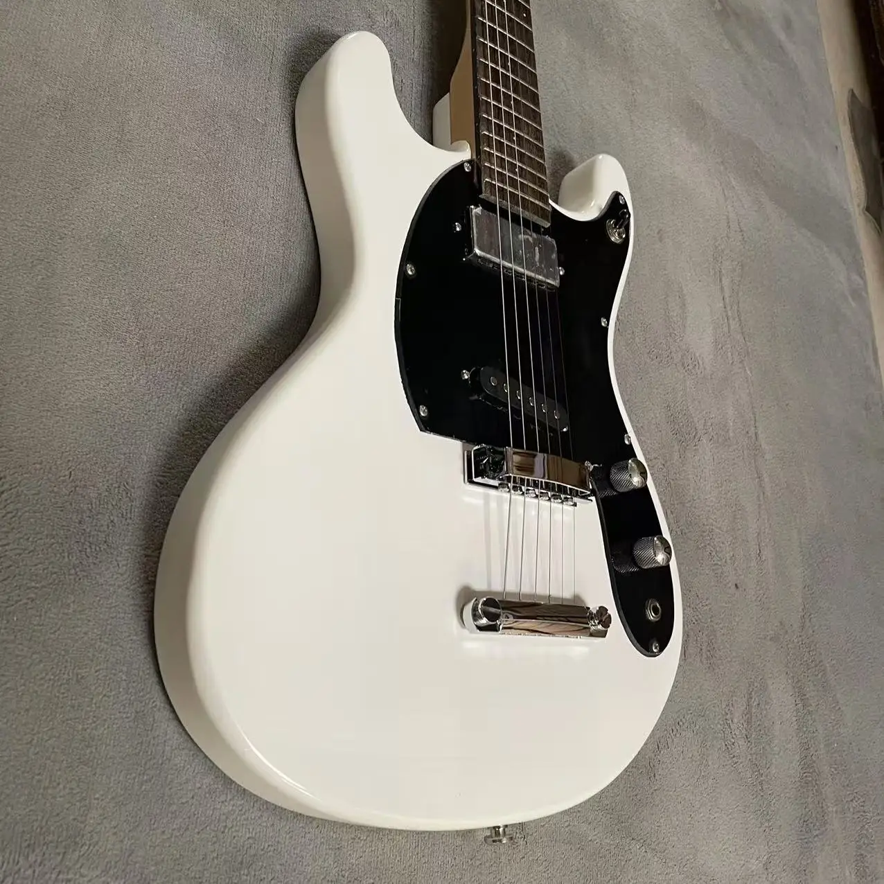 Electric Guitar 6-Chord Small Foot Style Electric Guitar, White Body, Factory Photo of Delivery, In Stock, Order and Ship Immedi